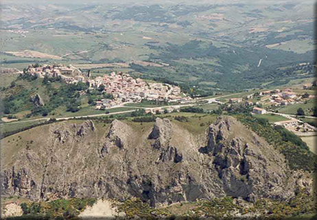 Chiesa o grotta, castello o palazzo, un paese o due