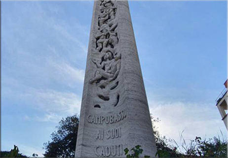 Monumento nel cuore urbano che lacera il cuore